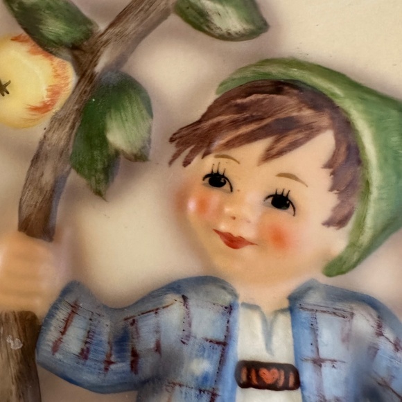 1977 Annual Hummel Plate MJ Hummel Boy in Apple Tree - Picture 4 of 9